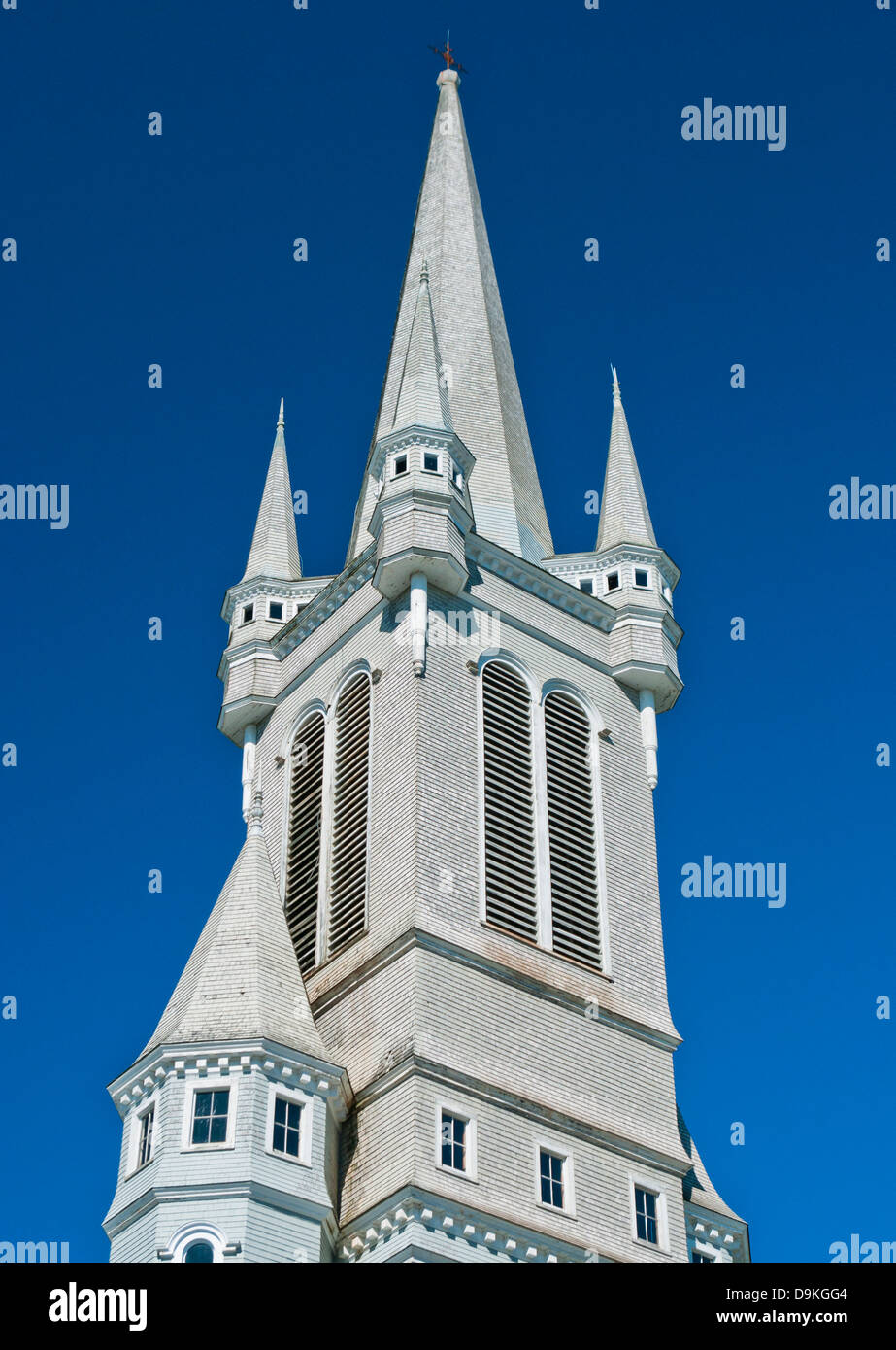 Türme aus einer römisch-katholischen Kirche vor einem blauen Hintergrund Stockfoto