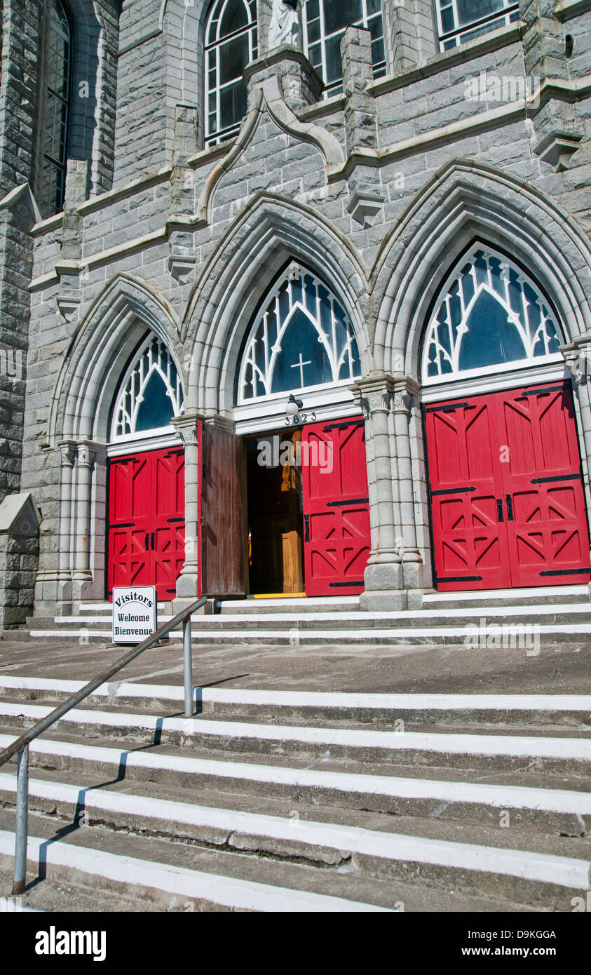 Eine der Nova Scotia grand römisch-katholischen Kirchen mit markanten rote Türen Stockfoto
