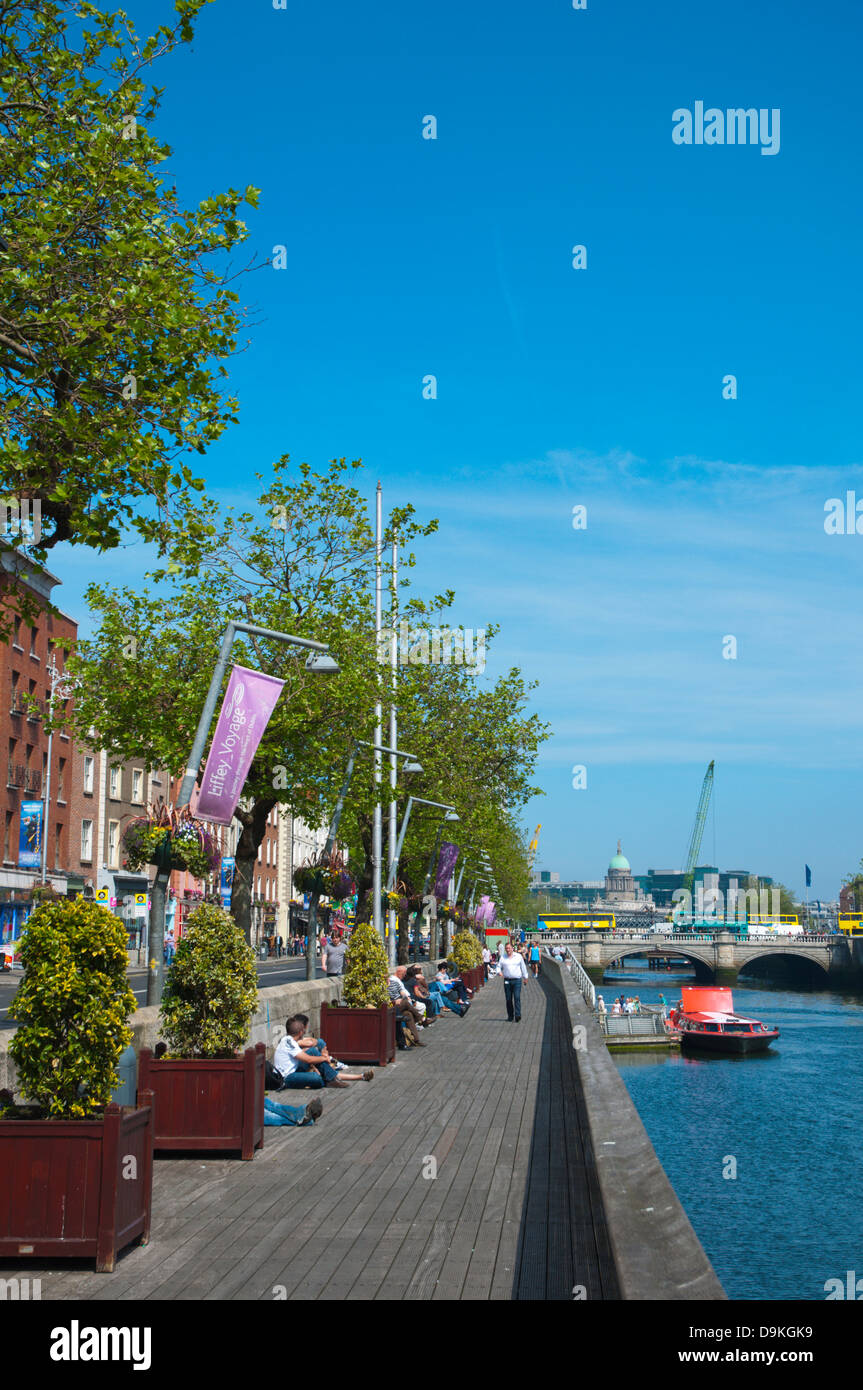 Riverside Liffey Ansichten entlang Bachelor Walk Street Dublin Irland Mitteleuropa Stockfoto