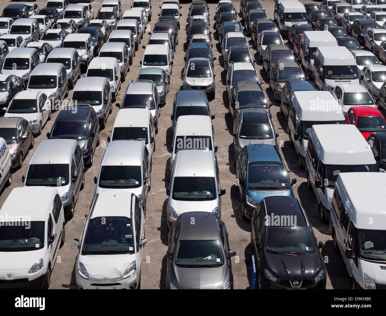 Odd Man out - geparkt importierte Autos auf Valencia Docks, Spanien 5 Stockfoto