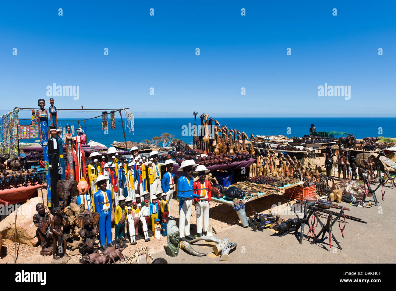 Souvenir-Händler verkaufen Schnitzereien entlang Victoria Road, Kapstadt, Südafrika Stockfoto