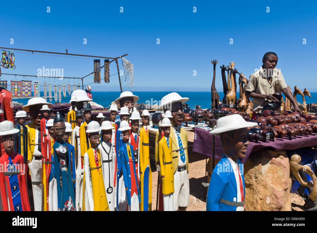 Souvenir-Händler verkaufen Schnitzereien entlang Victoria Road, Kapstadt, Südafrika Stockfoto