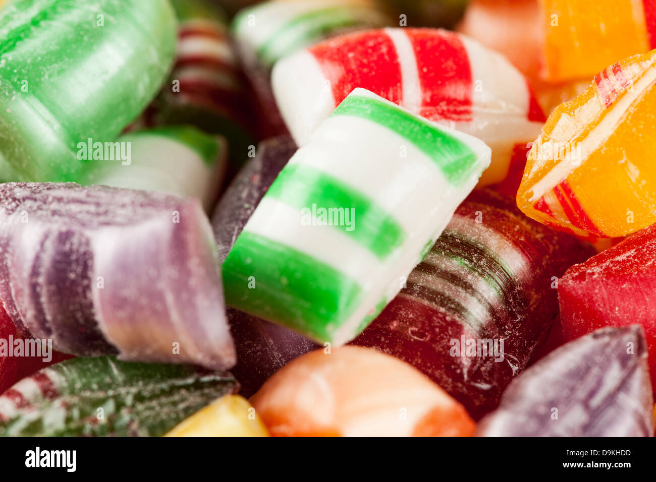 Bunte süße Hard Candy Münzstätten vor einem hellen Hintergrund Stockfoto