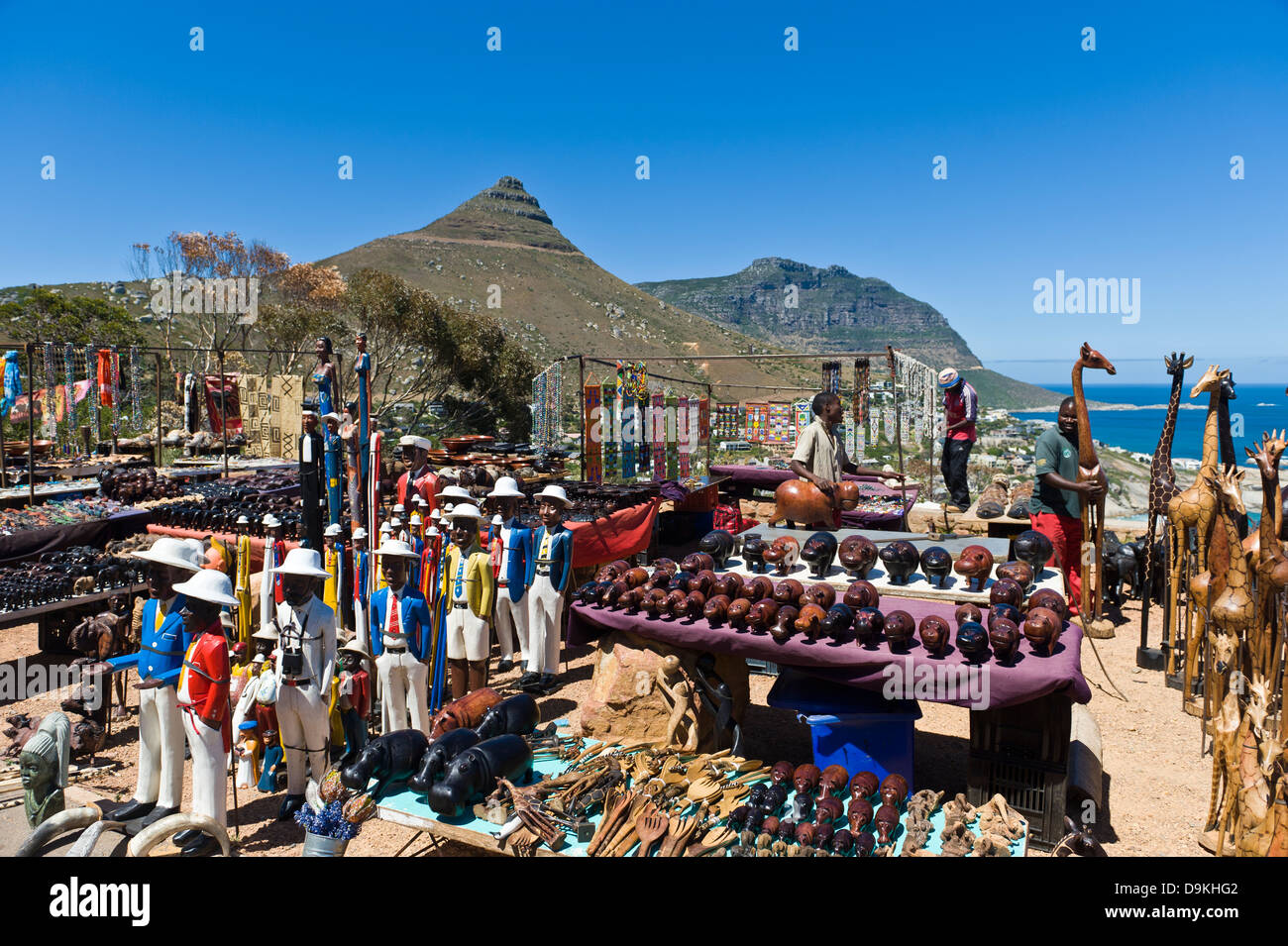 Souvenir-Händler verkaufen Schnitzereien entlang Victoria Road, Kapstadt, Südafrika Stockfoto