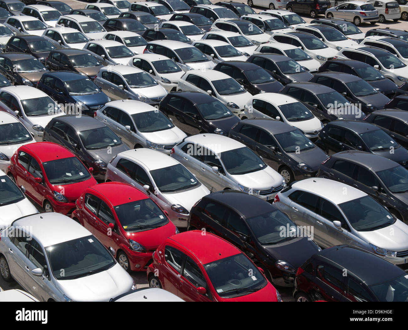 Odd Man out - geparkt importierte Autos am Hafen von Valencia, Spanien Stockfoto