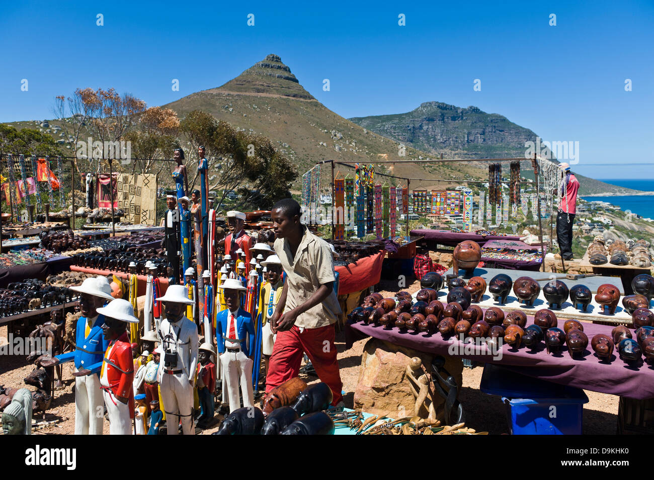 Souvenir-Händler verkaufen Schnitzereien entlang Victoria Road, Kapstadt, Südafrika Stockfoto