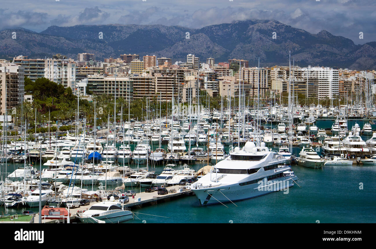 Sportboote und Yachten vor Anker im Hafen von Palma De Mallorca, Spanien 2 Stockfoto