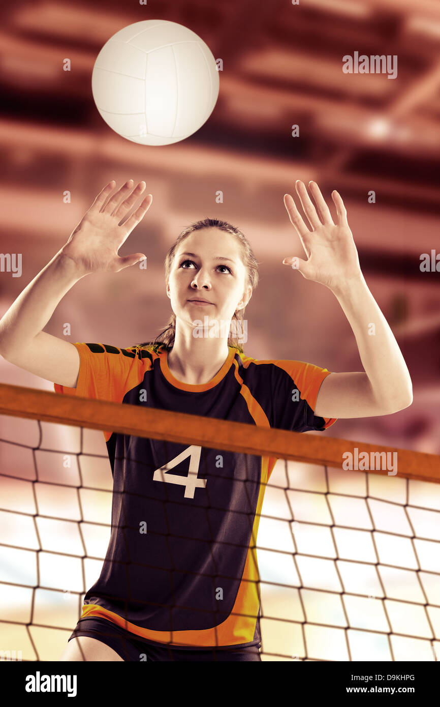 weibliche Volleyball-Spieler mit einem ball Stockfoto