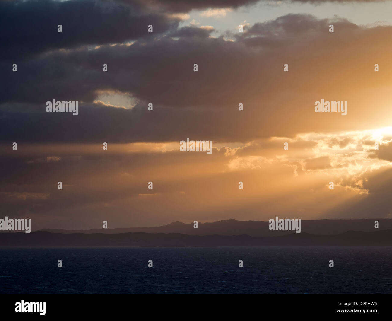 Sonnenuntergang bei stürmischem Wetter vor Sardinien im Mittelmeer, Italien 6 Stockfoto
