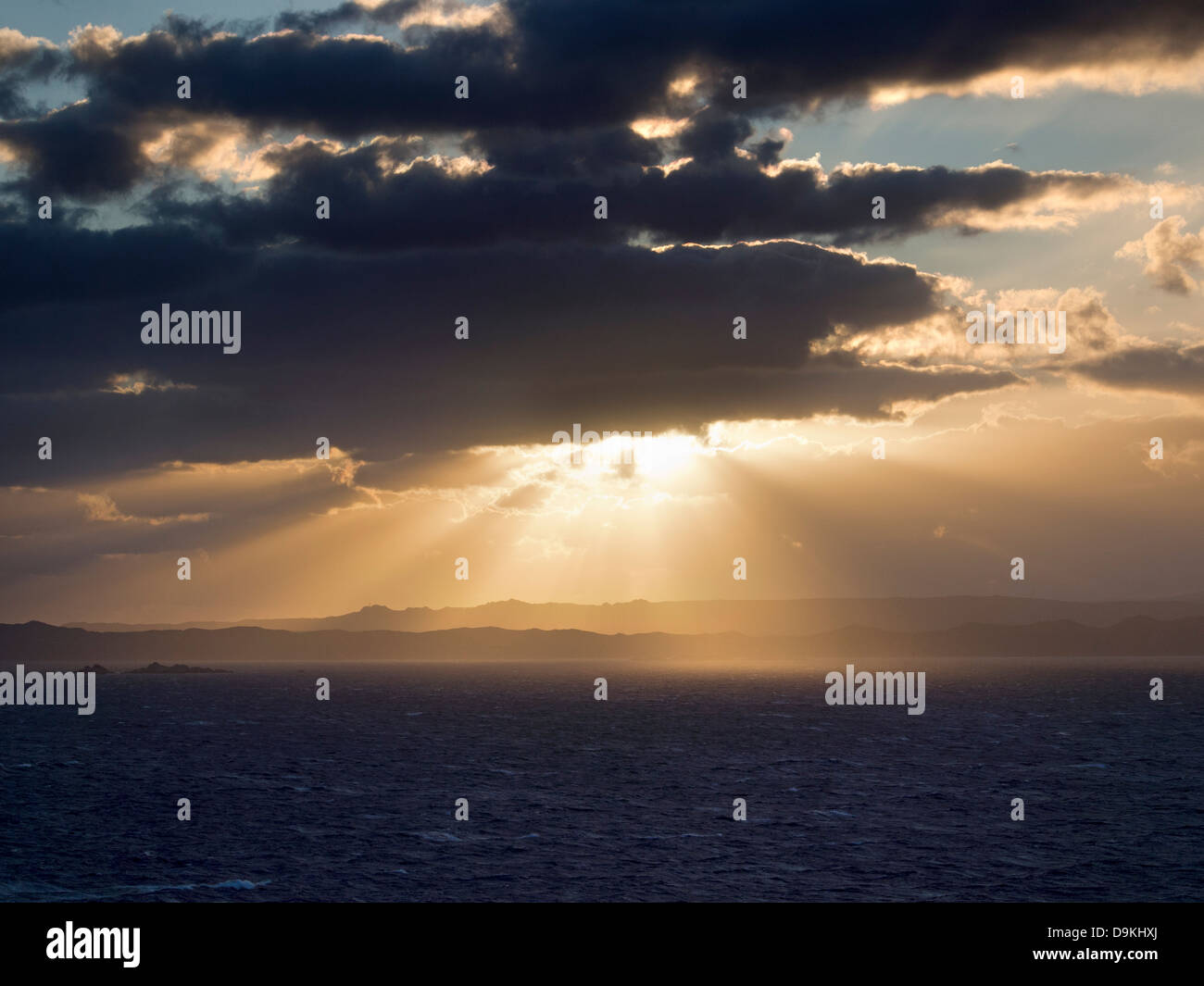Sonnenuntergang bei stürmischem Wetter vor Sardinien im Mittelmeer, Italien 4 Stockfoto