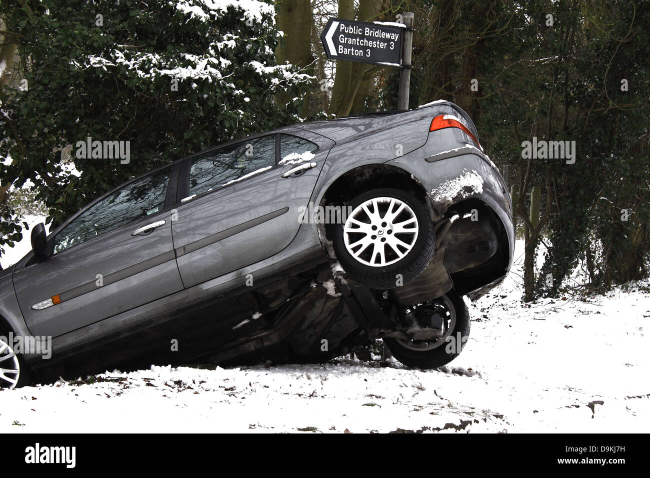 Ein Auto in einem Graben nach dem Schleudern im Schnee Stockfoto