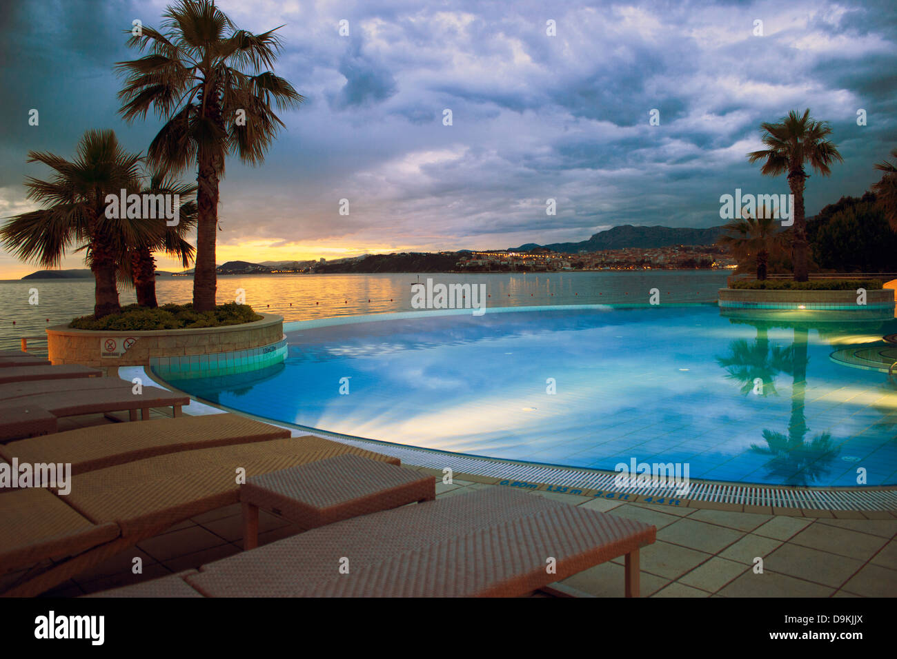 Hotel-Pool bei Sonnenuntergang in der Nähe von Split, Kroatien Stockfoto
