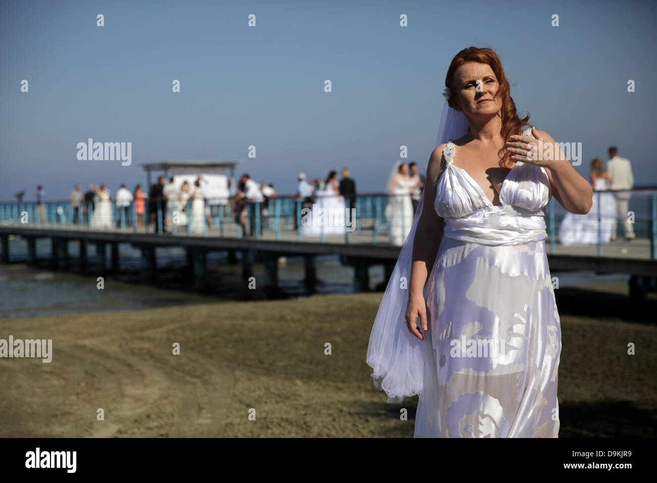 Larnaca, Zypern. 21. Juni 2013. Eine Masse standesamtliche Trauung mit 100 russische und israelischen Paare fand in Larnaca am Freitag 21,2013 Credit: Yiannis Kourtoglou/Alamy Live News Stockfoto