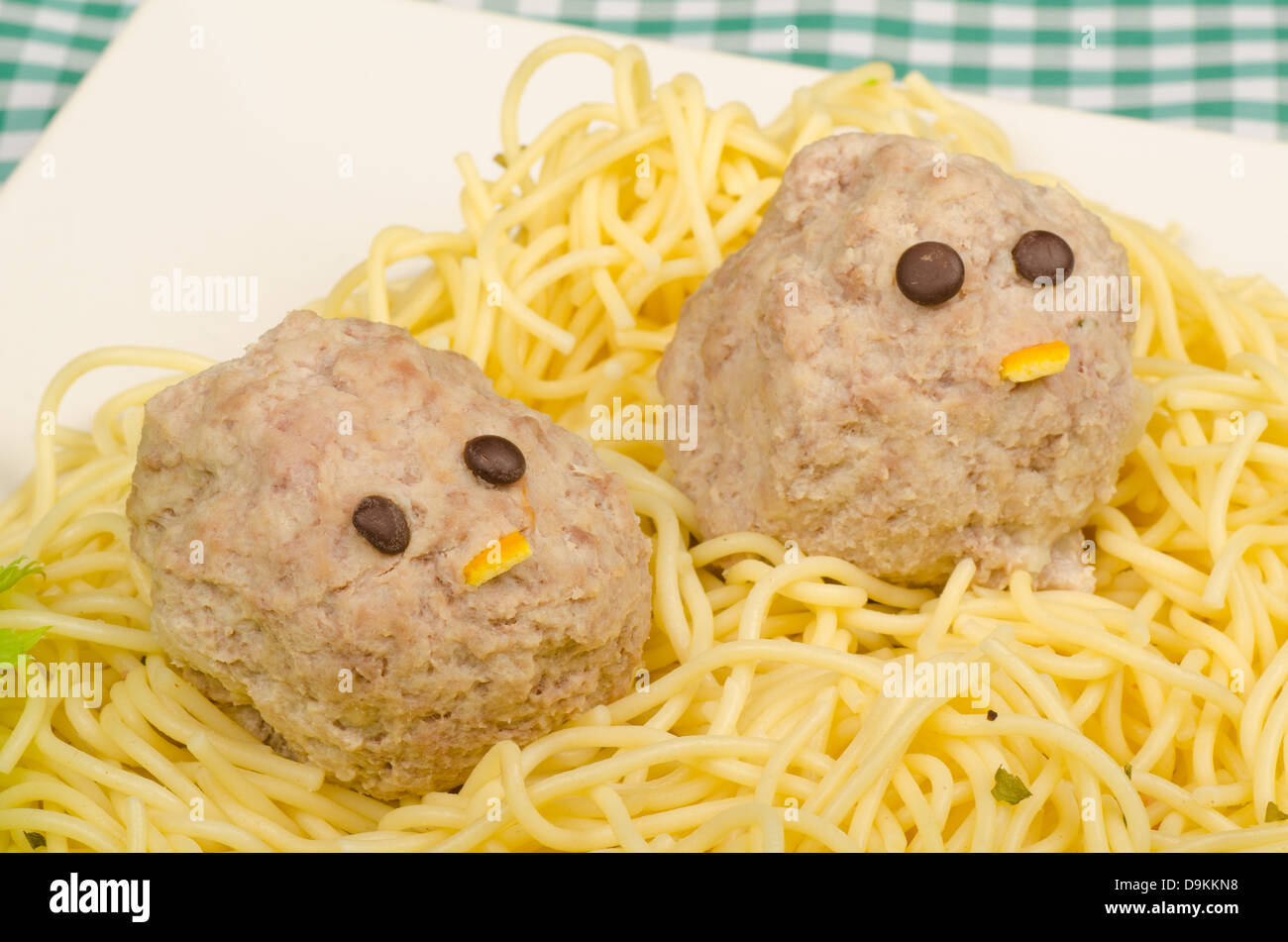 Pasta mit Fleischklößchen Gesichter lustig Essen für Kinder ...