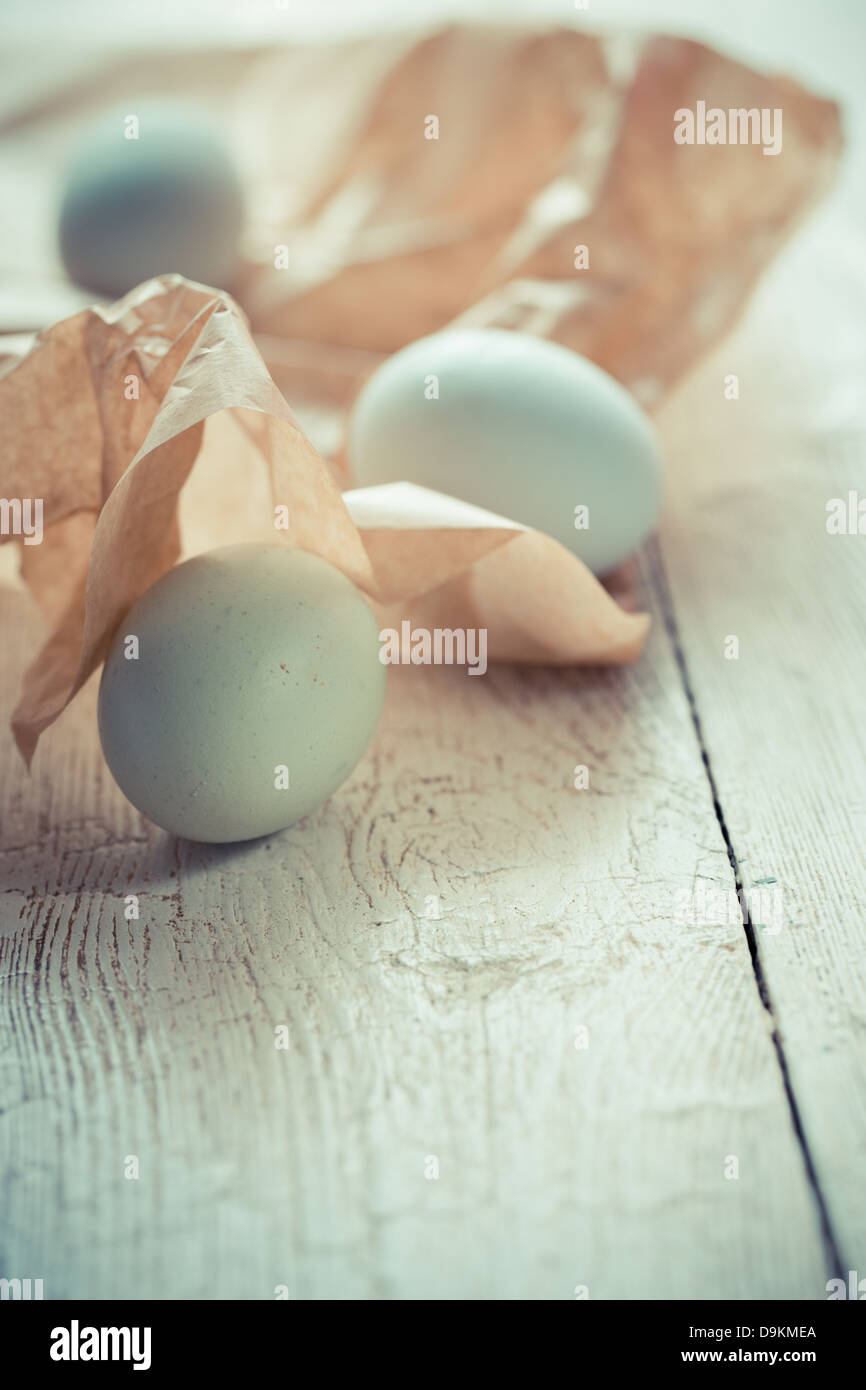 Blauen Eiern auf einem Küchentisch Land Bauernhaus Stockfoto