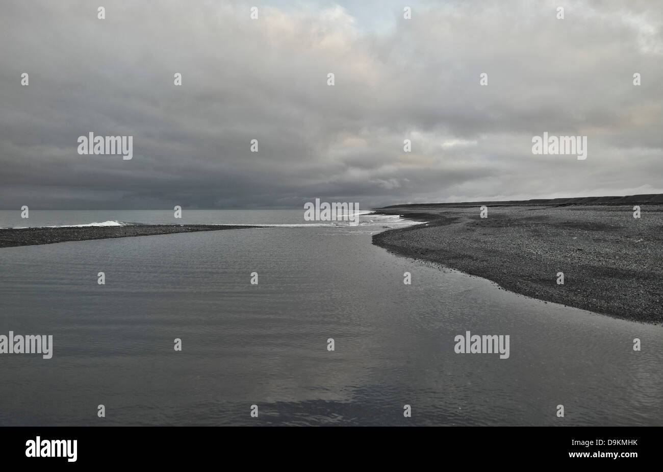 Graue See in leere Landschaft Stockfoto