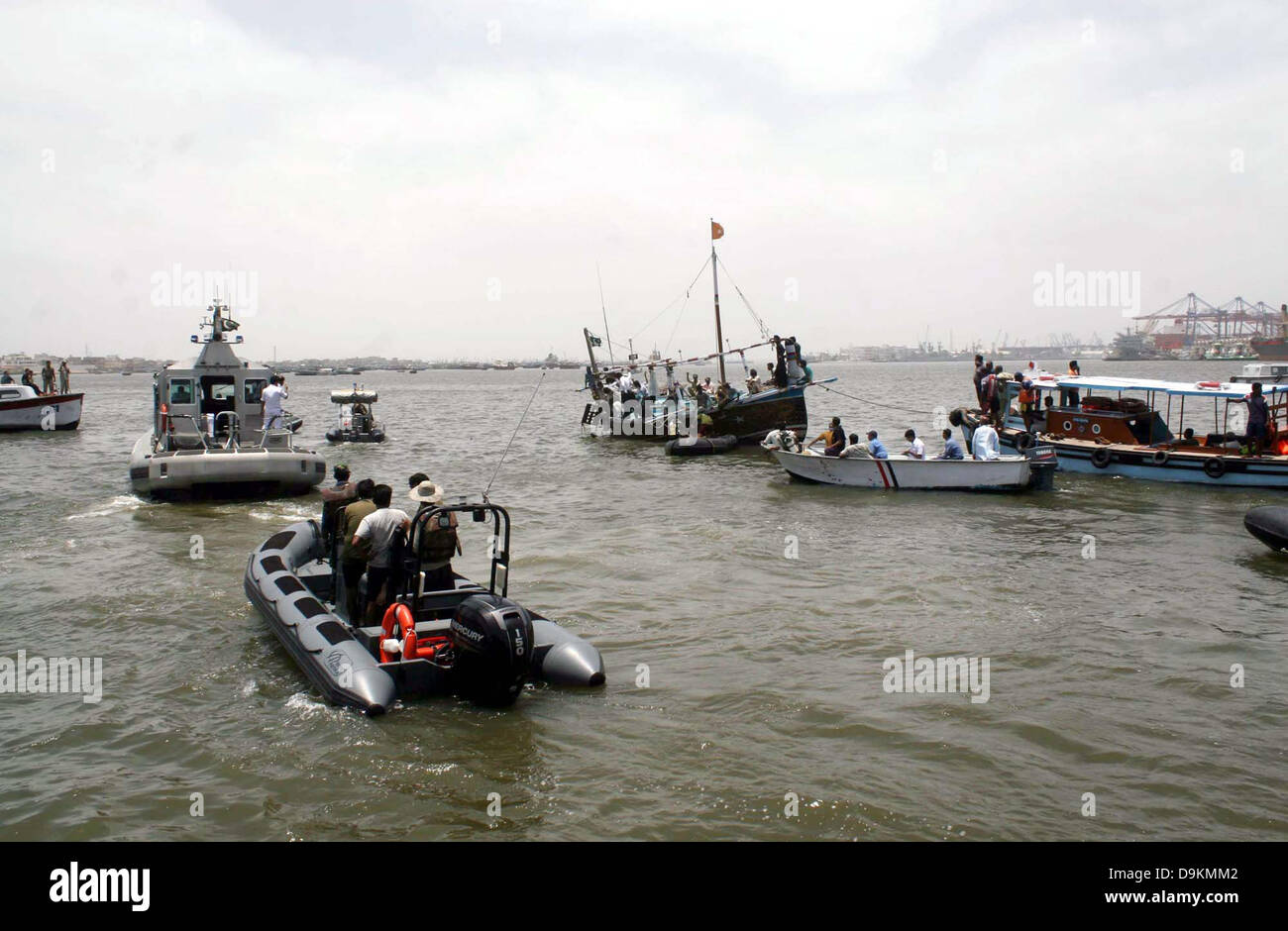 Rettungs-Beamten beschäftigt in der Suchvorgang nach einem Boot kentern im Meer in der Nähe von Keamari Hafen in Karachi auf Freitag, 21. Juni 2013. Das Boot trug einheimische und Touristen aus Keamari Minora Island, als er ertrank. Rettungs-Beamten gesagt, dass das Boot sank wegen Überlastung wie es hatte die Kapazität 30 Personen zu laden aber es mehr als 50 Personen trug. Mindestens 15 Personen vermisst, als ein Boot aus in das Arabische Meer in der Nähe von Pakistans südlichen Hafen Stadt Karachi kenterte. Stockfoto