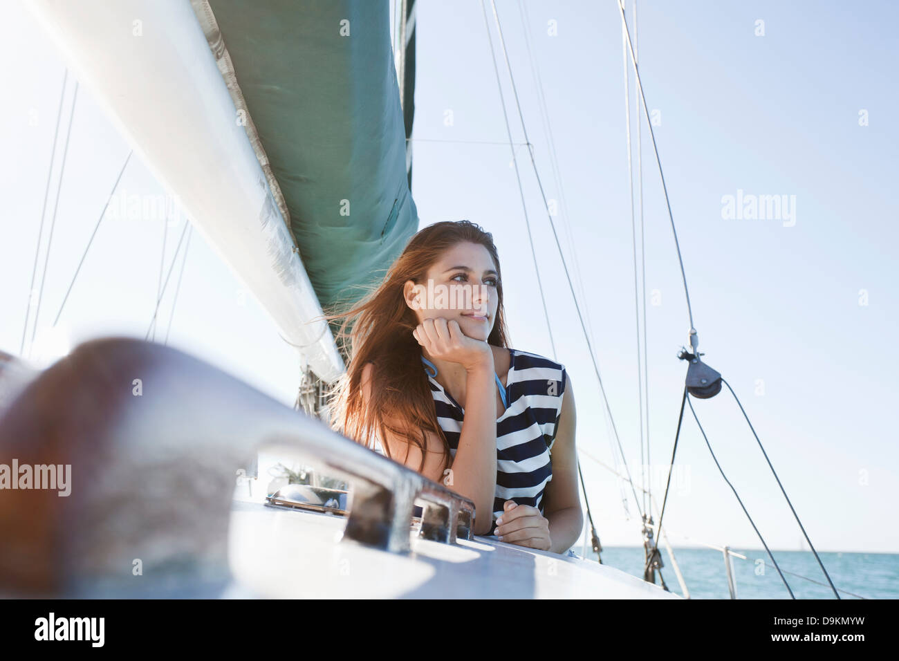 Junge Frau auf Yacht trägt gestreiftes top Stockfoto