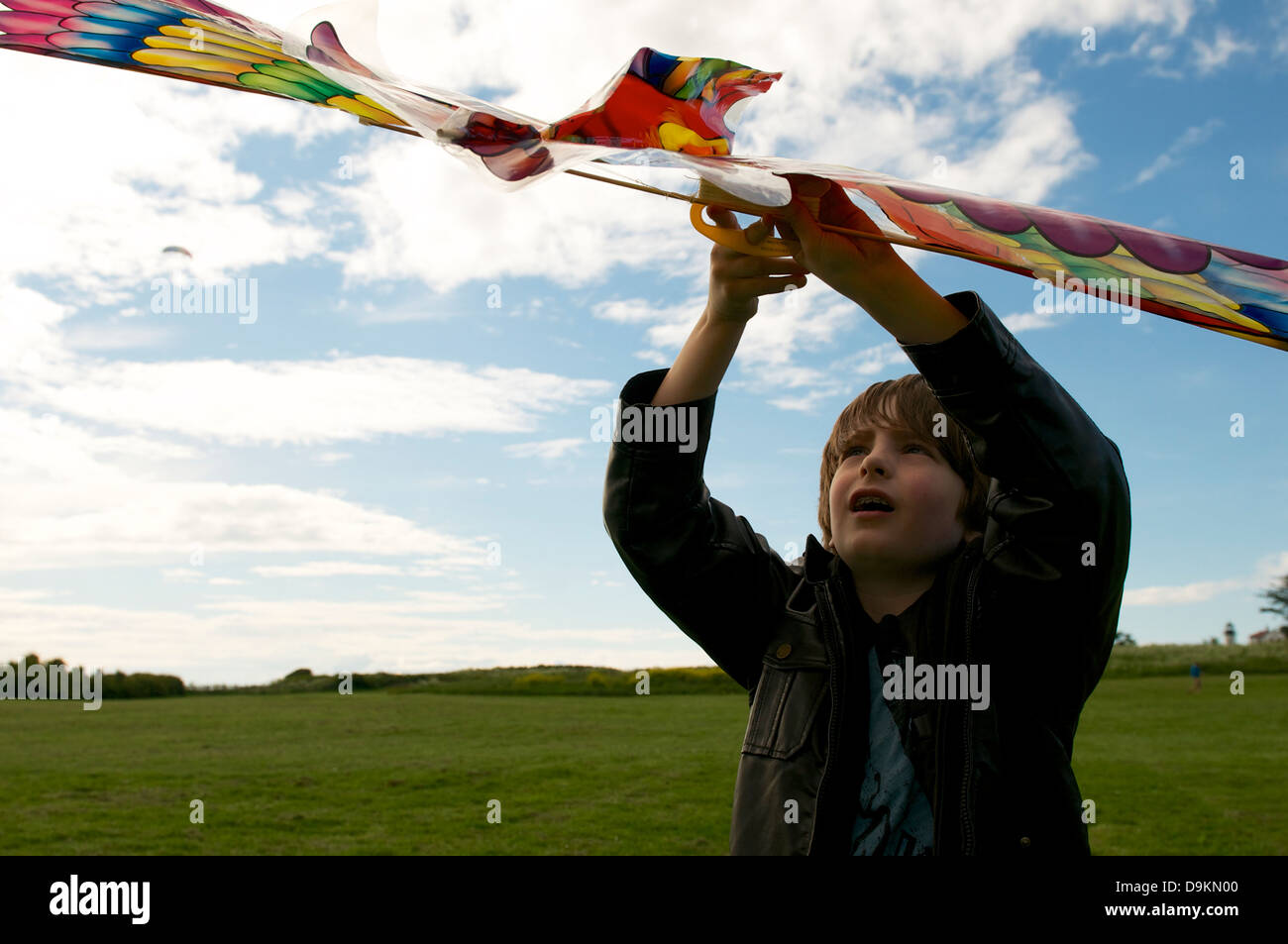 Junge lernt einen Drachen zu fliegen Stockfoto