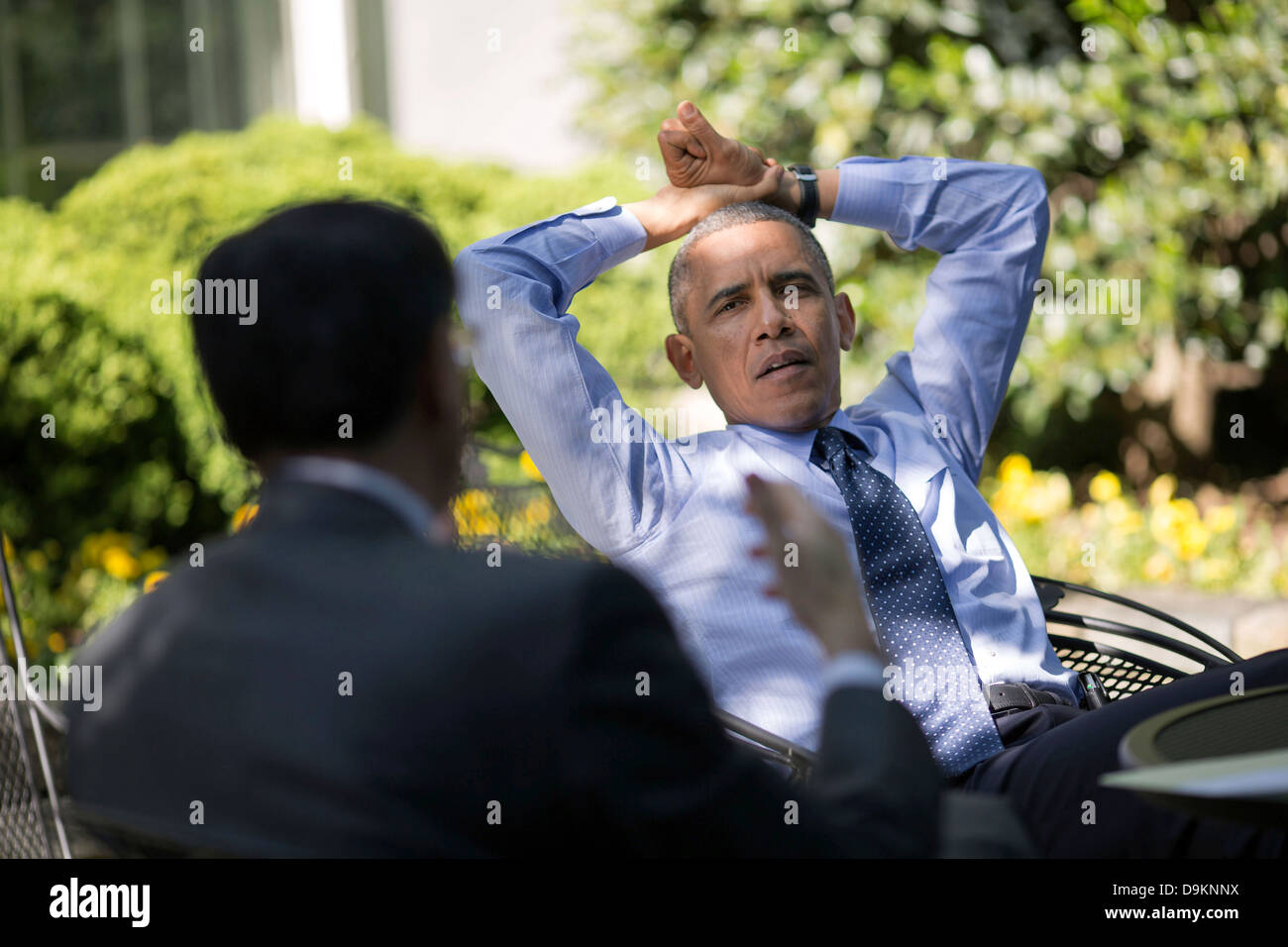 US-Präsident Barack Obama spricht mit Finanzminister Jack Lew auf der Terrasse außerhalb des Oval Office des weißen Hauses 1. Mai 2013 in Washington, DC. . Stockfoto