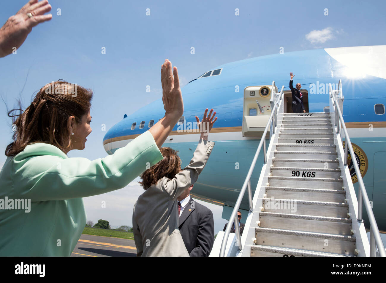 US-Präsident Barack Obama winkt Präsidentin Laura Chinchilla von Costa Rica, links, und andere wie er Air Force One am internationalen Flughafen Juan Santamaria 4. Mai 2013 in San Jose, Costa Rica-boards. Stockfoto