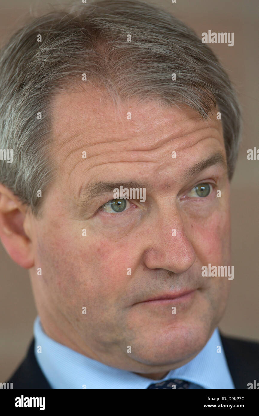 Royal Highland Show 2013, Ingleston, Edinburgh, Schottland. 21. Juni 2013.  Owen Paterson Secretary Of State for Environment, Food and Rural Affairs im Gespräch mit Journalisten Credit: Tim Scrivener/Alamy Live News Stockfoto