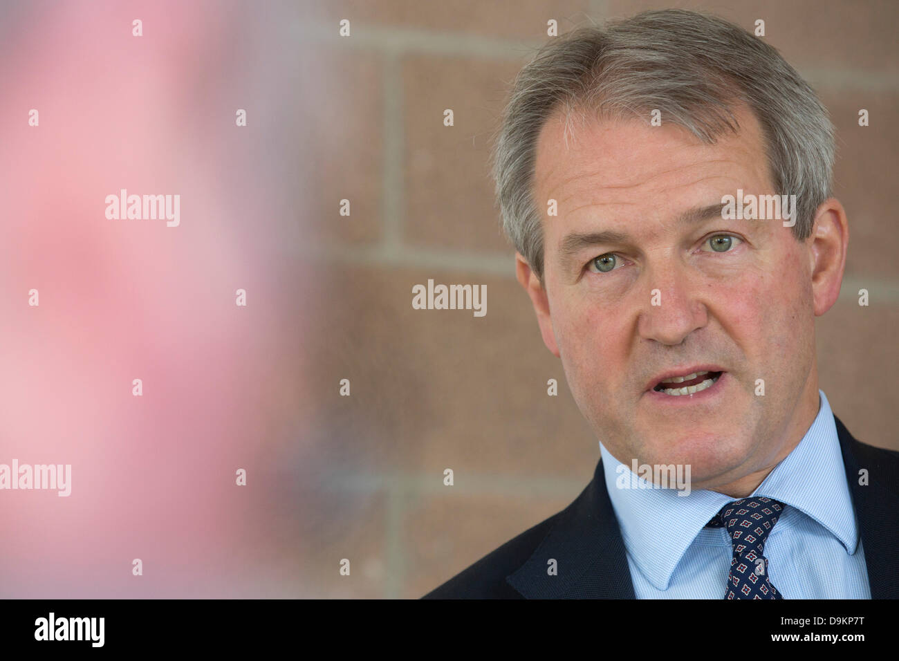 Royal Highland Show 2013, Ingleston, Edinburgh, Schottland. 21. Juni 2013.  Owen Paterson Secretary Of State for Environment, Food and Rural Affairs im Gespräch mit Journalisten Credit: Tim Scrivener/Alamy Live News Stockfoto