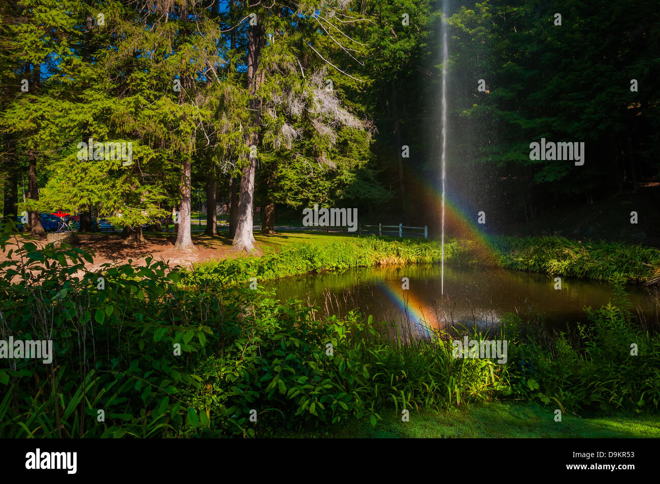 Doppelter Regenbogen über Teich in Letchworth State Park, New York