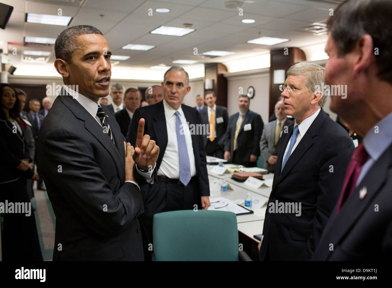 US-Präsident Barack Obama spricht mit Energieversorger Führungskräfte und Handel Verbandsvertreter vor einem Meeting, gewonnene Erkenntnisse und Maßnahmen seit Hurrikan Sandy an das Department of Energy 8. Mai 2013 in Washington, DC zu diskutieren. Stockfoto