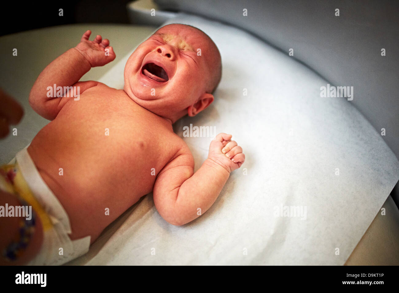 Neugeborenes Babyjungen Weinen Stockfoto