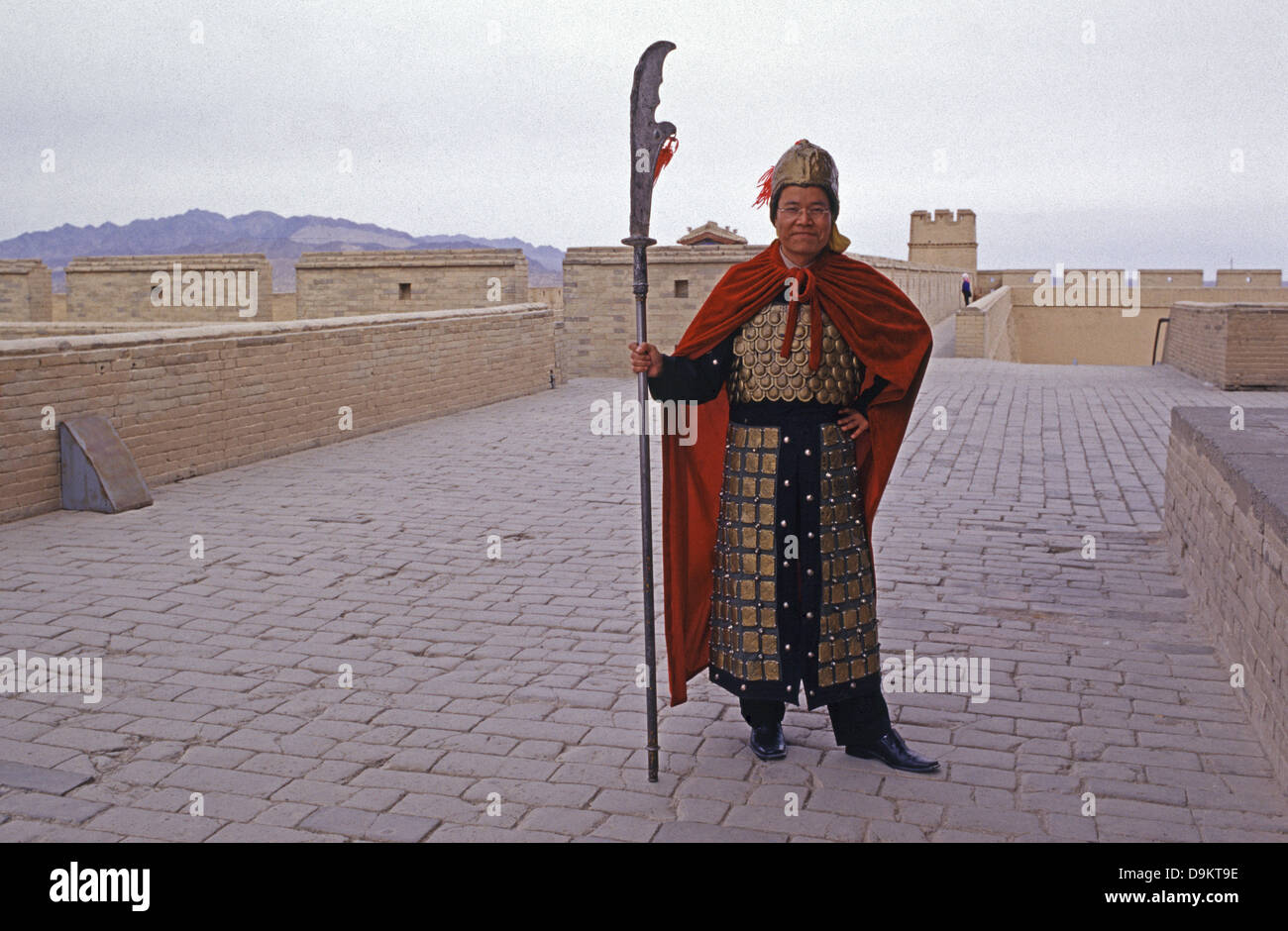 Ein chinesischer Tourist trägt ein gemietetes Kostüm für mongolische Krieger, während er den Jiayu Pass oder den Jiayuguan besucht, den ersten Pass am westlichen Ende der Chinesischen Mauer, die von der Ming-Dynastie im 14. Jahrhundert erbaut wurde. Das Hotel liegt südwestlich der Stadt Jiayuguan in der Provinz Gansu im Norden Chinas Stockfoto Ein chinesischer Tourist trägt ein gemietetes Kostüm für mongolische Krieger, während er den Jiayu Pass oder den Jiayuguan besucht, den ersten Pass am westlichen Ende der Chinesischen Mauer, die von der Ming-Dynastie im 14. Jahrhundert erbaut wurde. Das Hotel liegt südwestlich der Stadt Jiayuguan in der Provinz Gansu im Norden Chinas Stockfoto