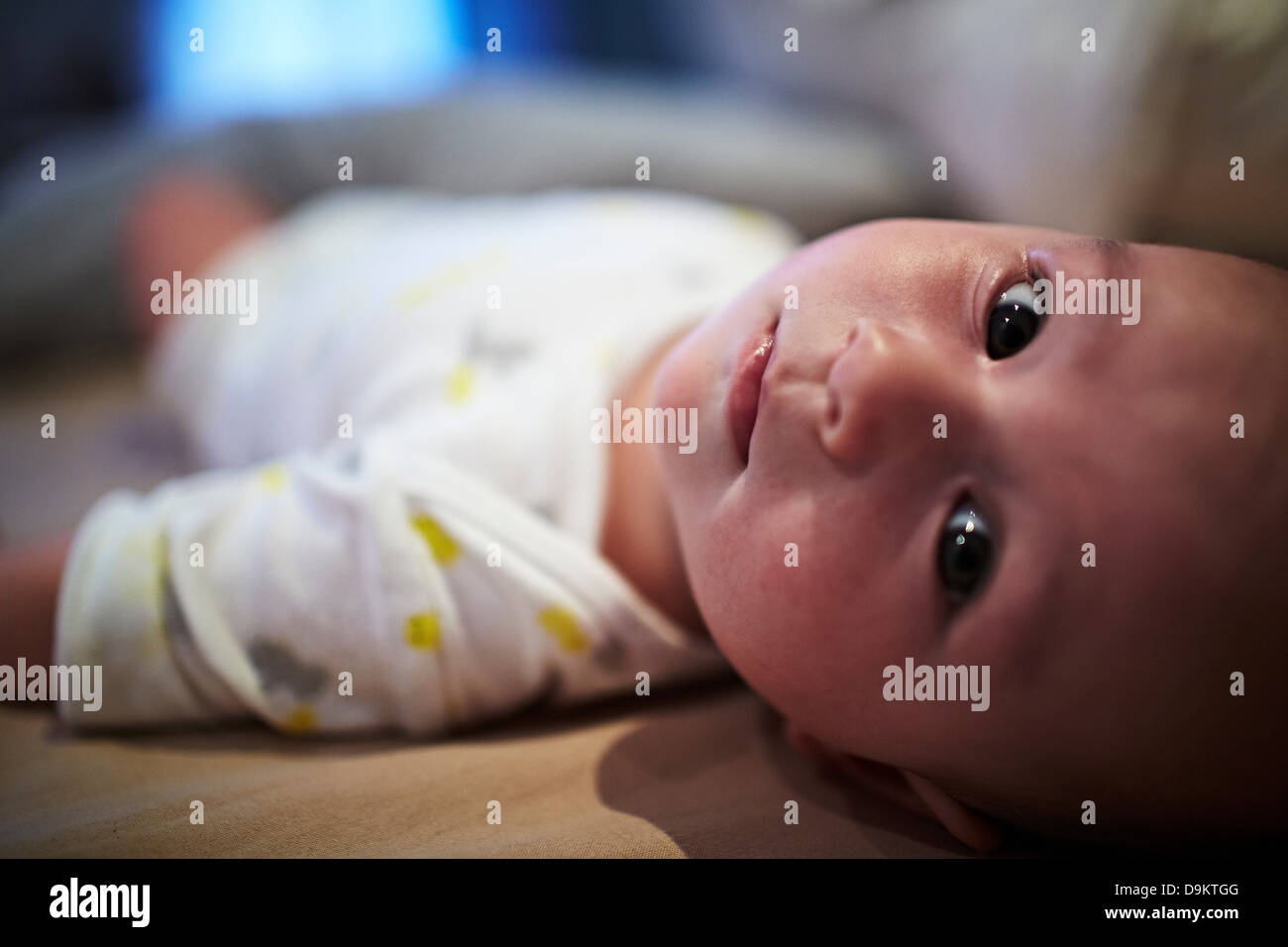 Baby Junge Blick in die Kamera, Nahaufnahme Stockfoto