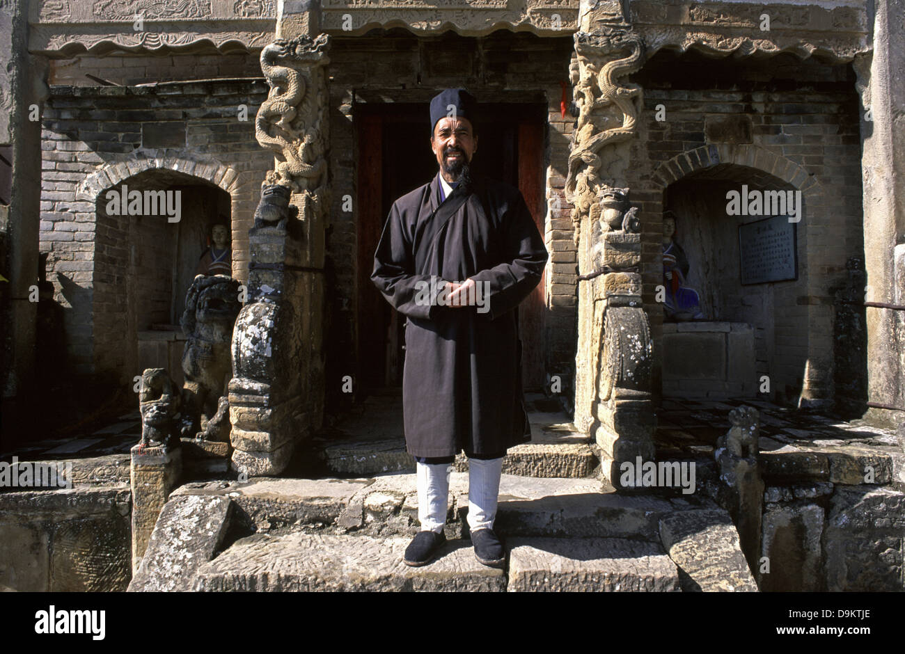 Taoistische Mönch an die Kamera in Kongtong Shan heiligen Berg der drei Religionen: Taoismus, Buddhismus und Konfuzianismus in der Nähe von jiuquan Stadt in der Provinz Gansu in China posing Stockfoto Taoistische Mönch an die Kamera in Kongtong Shan heiligen Berg der drei Religionen: Taoismus, Buddhismus und Konfuzianismus in der Nähe von jiuquan Stadt in der Provinz Gansu in China posing Stockfoto