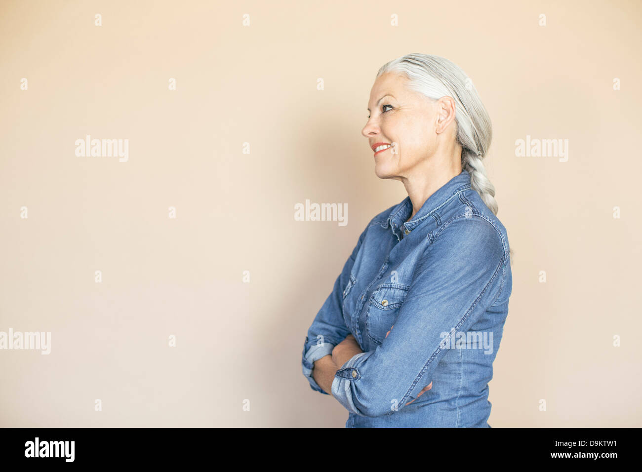 Frau in zuversichtlich-pose Stockfoto