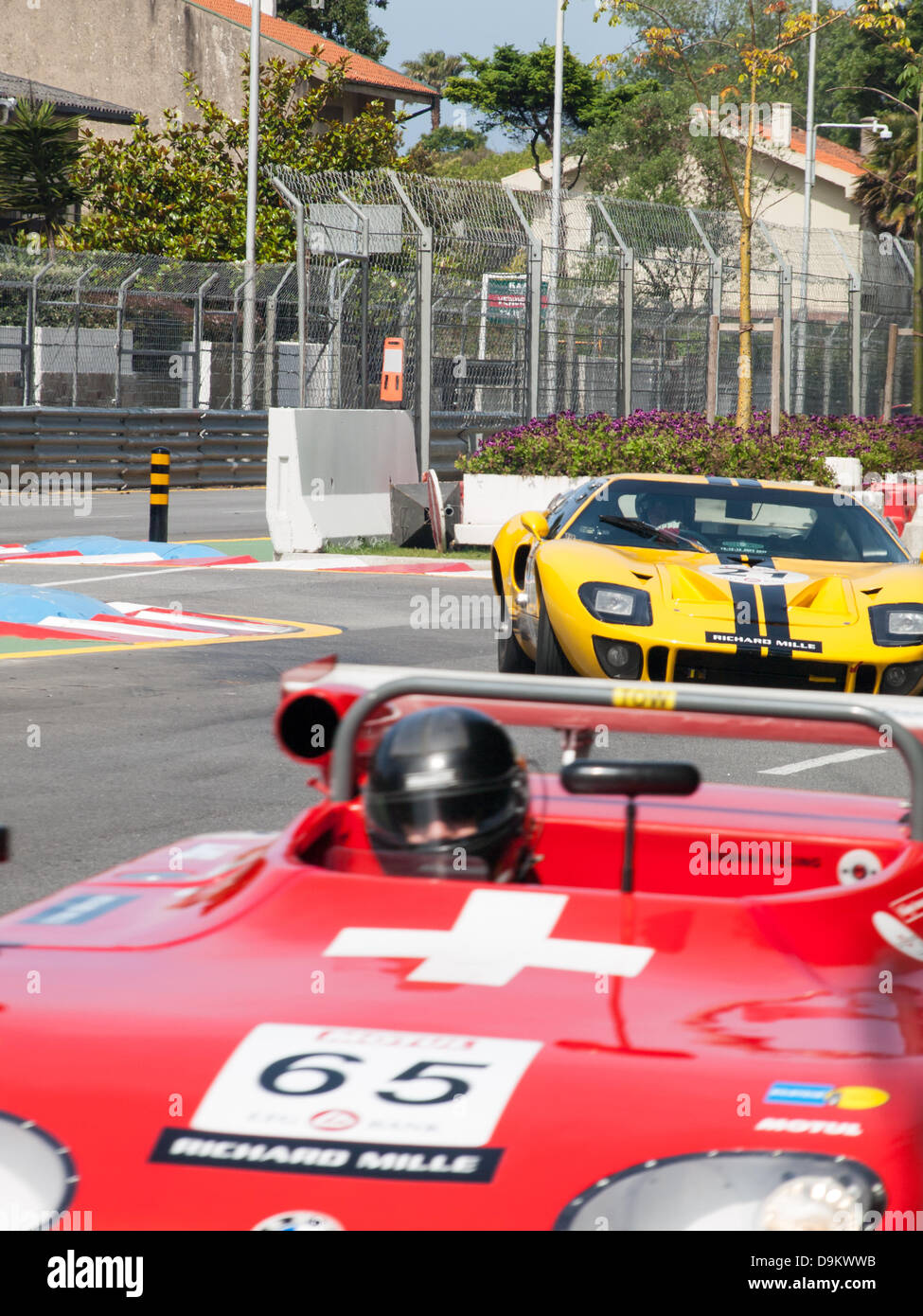 Porto, Portugal, 21. Juni 2013, Circuito da Boavista - Historic Grand Prix 2013 - Classic Endurance Racing Proto 2 L & GT, freies Training + Qualifying, Philippe Scemama (vorne) fahren, eine rote Sauber C5 BMW von 1976 und Christian Dumolin / Christophe Van Riet (hinten) fahren einen gelben Ford GT 40 von 1966 Stockfoto