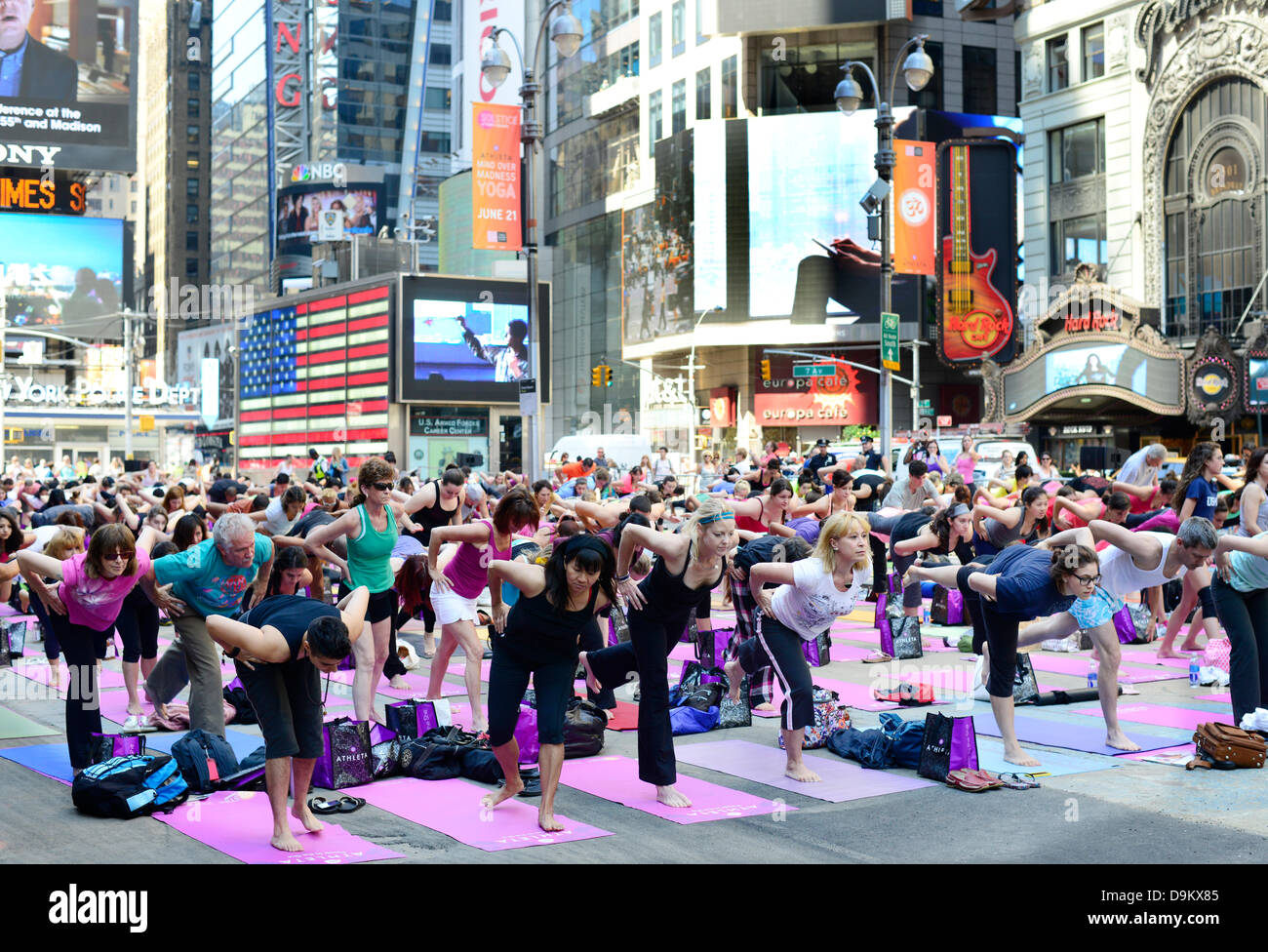 New York, USA. 21. Juni 2013. Masse-Yoga-Sitzung in New York Times sq Credit: Boaz Rottem/Alamy Live News Stockfoto
