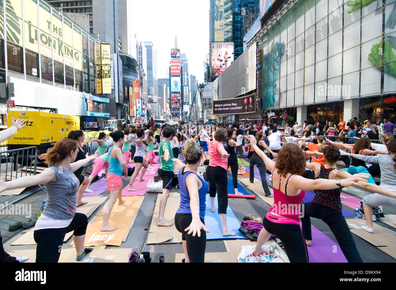 New York, USA. 21. Juni 2013. Masse-Yoga-Sitzung in New York Times sq Credit: Boaz Rottem/Alamy Live News Stockfoto