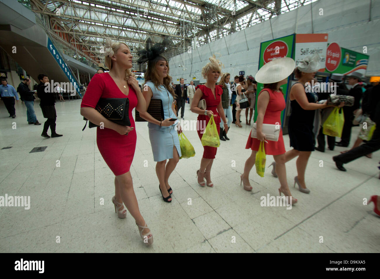 Ascot, Berkshire, UK. 21. Juni 2013. Racegoers erreichen Waterloo Bahnhof für Züge zu den Royal Ascot-Rennen Credit: Amer Ghazzal/Alamy Live-Nachrichten Stockfoto