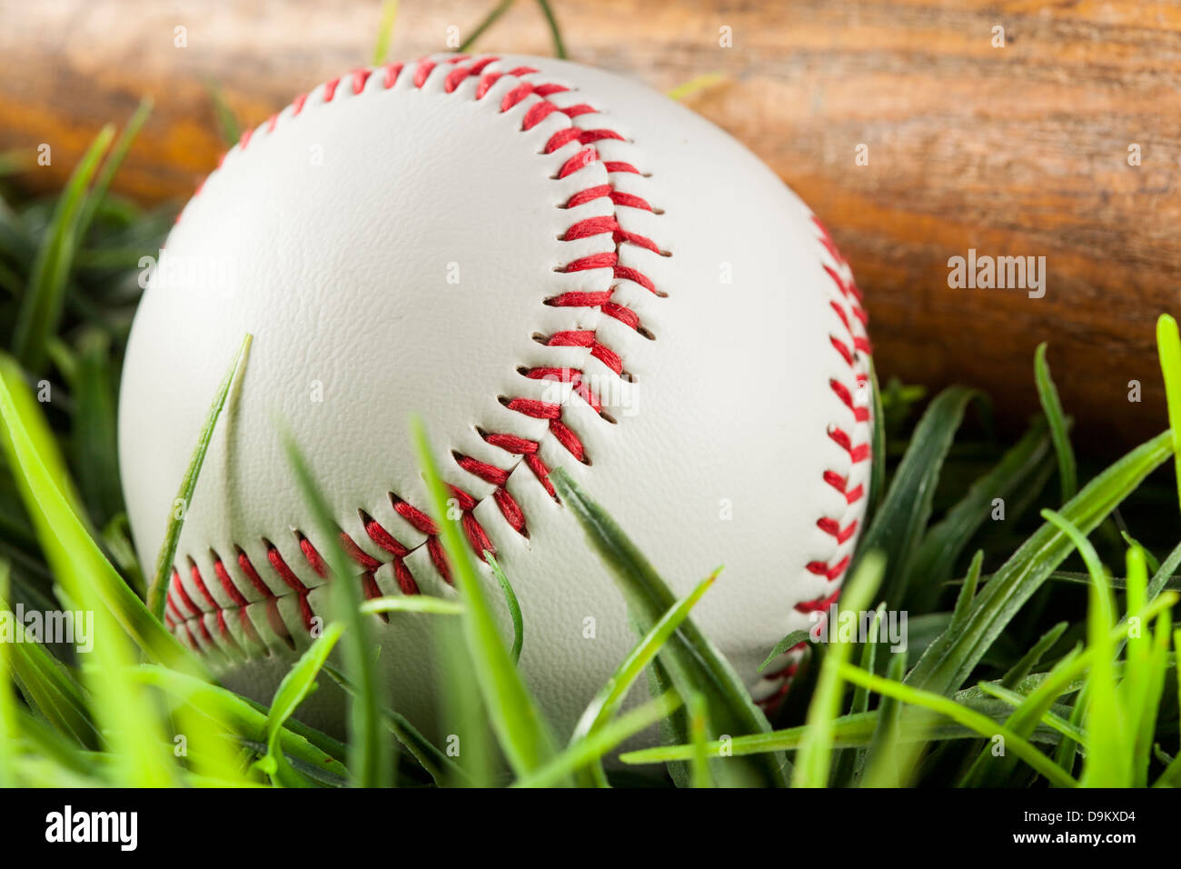 Marke neue weiße Baseball im grünen Rasen mit einer Fledermaus Stockfoto