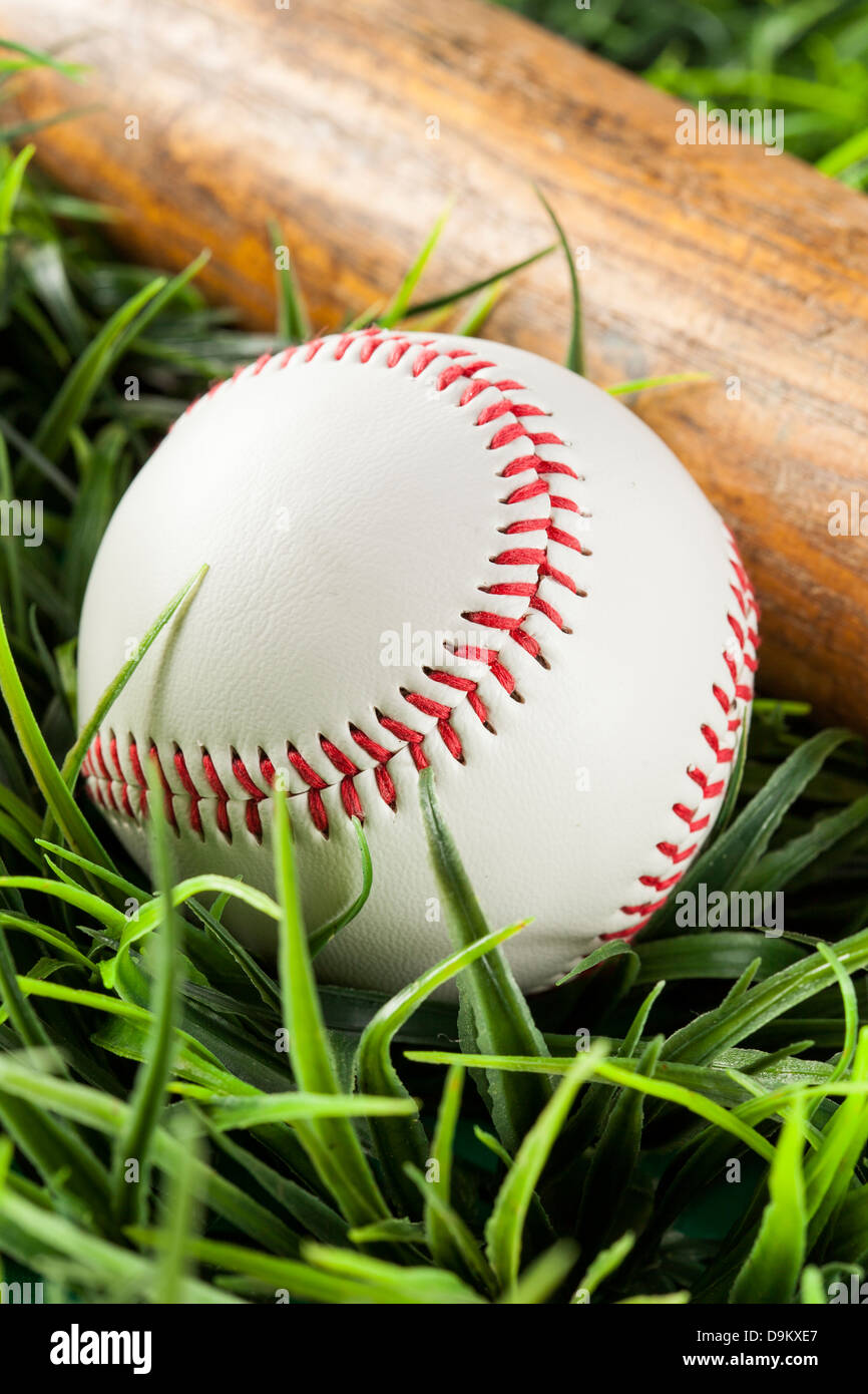 Marke neue weiße Baseball im grünen Rasen mit einer Fledermaus Stockfoto