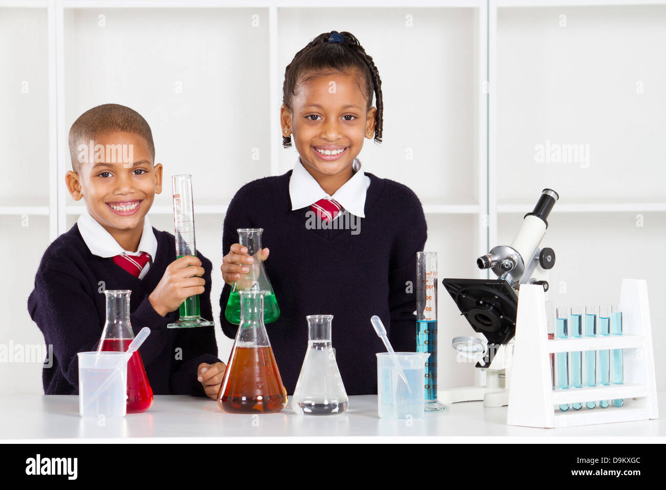Grundschüler im Science-lab Stockfoto