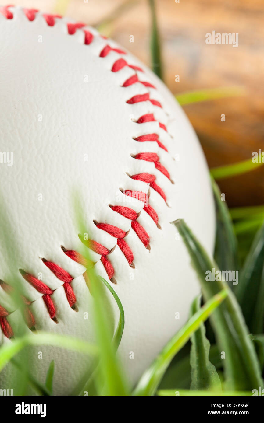 Marke neue weiße Baseball im grünen Rasen mit einer Fledermaus Stockfoto