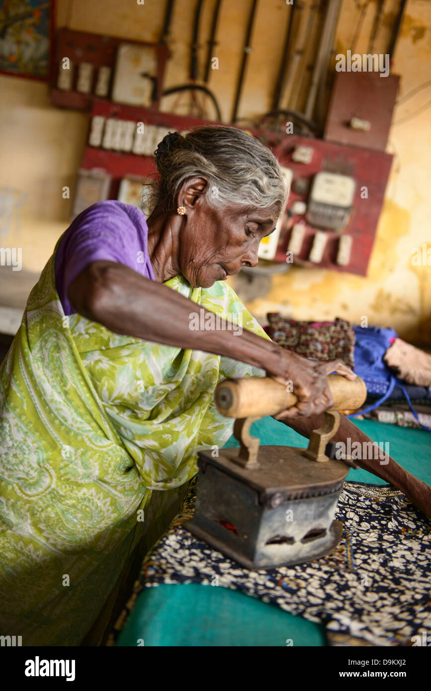 traditionelle Bügeln der Kleidung in der Öffentlichkeit Wäscherei in Fort Cochin (Kochi), Kerala, Indien Stockfoto