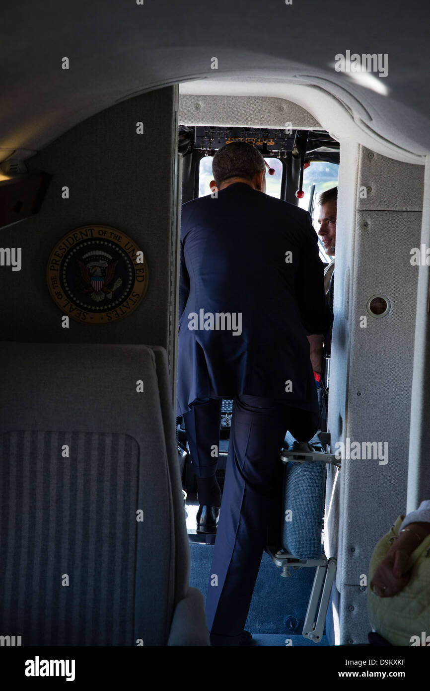 US-Präsident Barack Obama spricht mit den Piloten an Bord Marine One nach der Landung in gemeinsame Basis Andrews 29. Mai 2013 in Maryland. Stockfoto