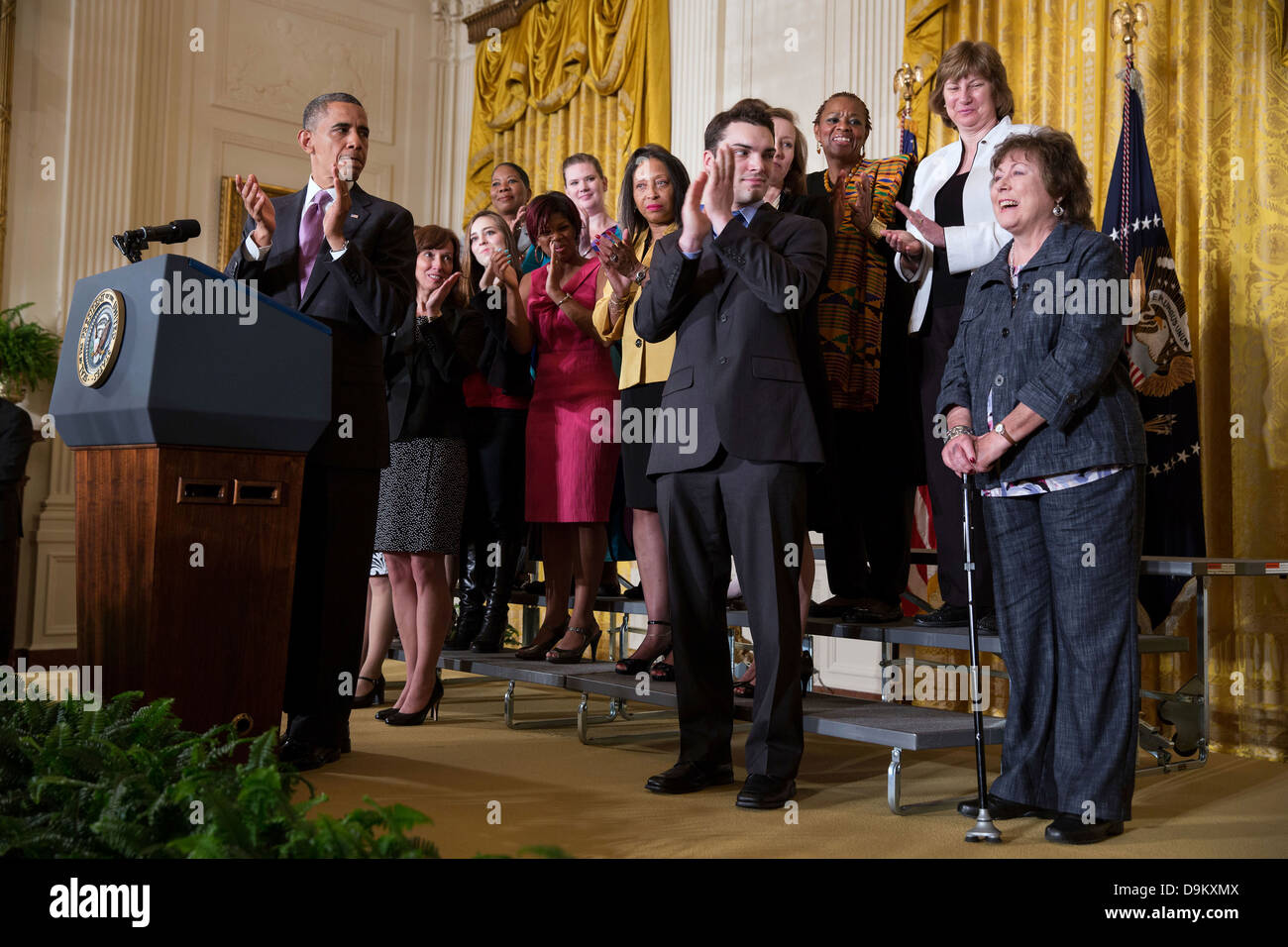 US-Präsident Barack Obama erkennt Natoma Canfield, rechts, während eine Aussage über die bezahlbare Pflege Act im East Room des weißen Hauses 10. Mai 2013 in Washington, DC. Stockfoto
