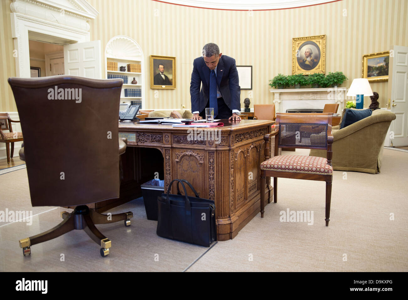 US-Präsident Barack Obama arbeitet an seinen Ausführungen im Oval Office vor der Auslieferung einer Aussage über den Stand der Internal Revenue Service 15. Mai 2013 in Washington, DC. Stockfoto