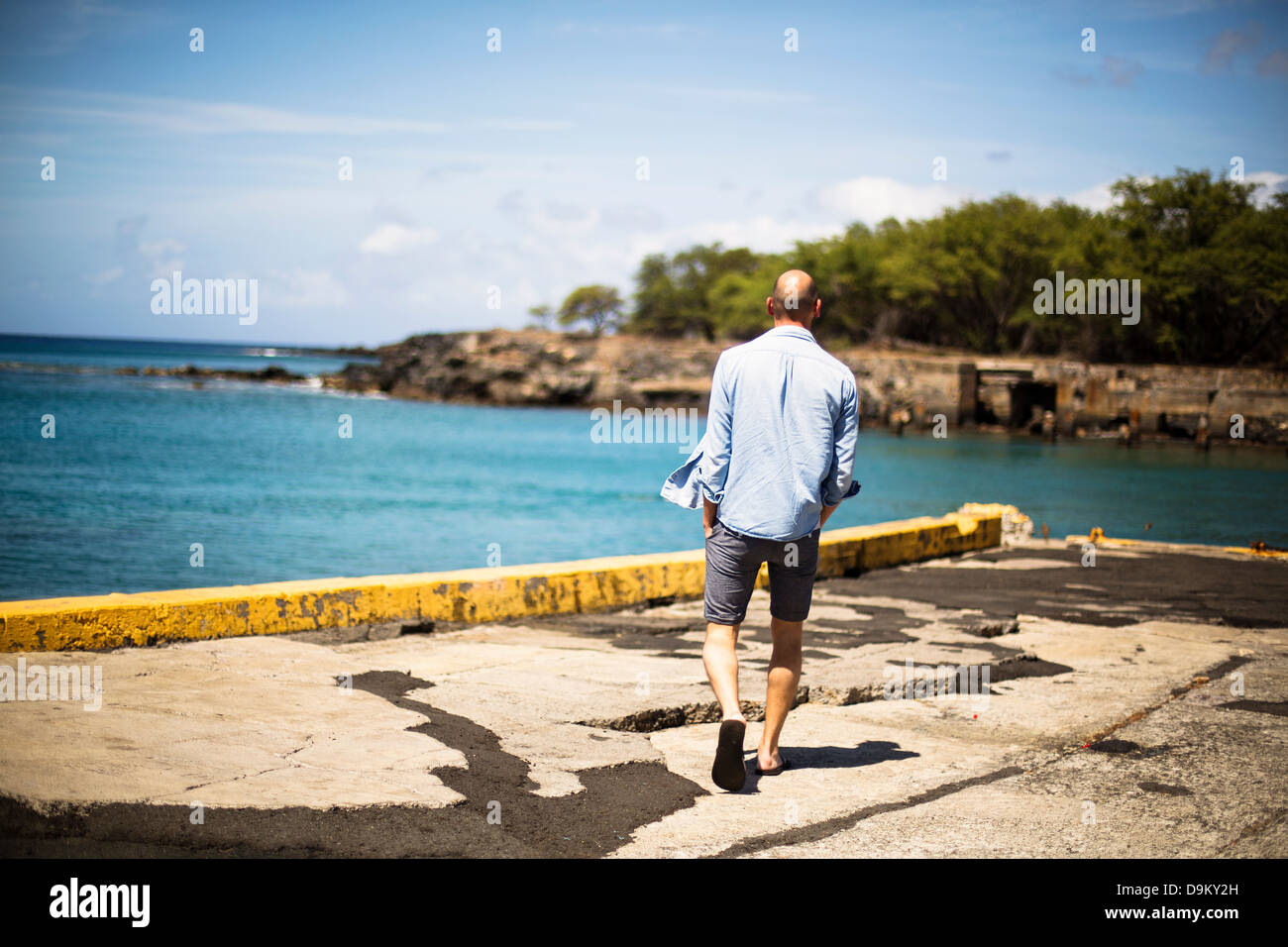 Mitte erwachsenen Mann zu Fuß auf Pier von Wasser Stockfoto