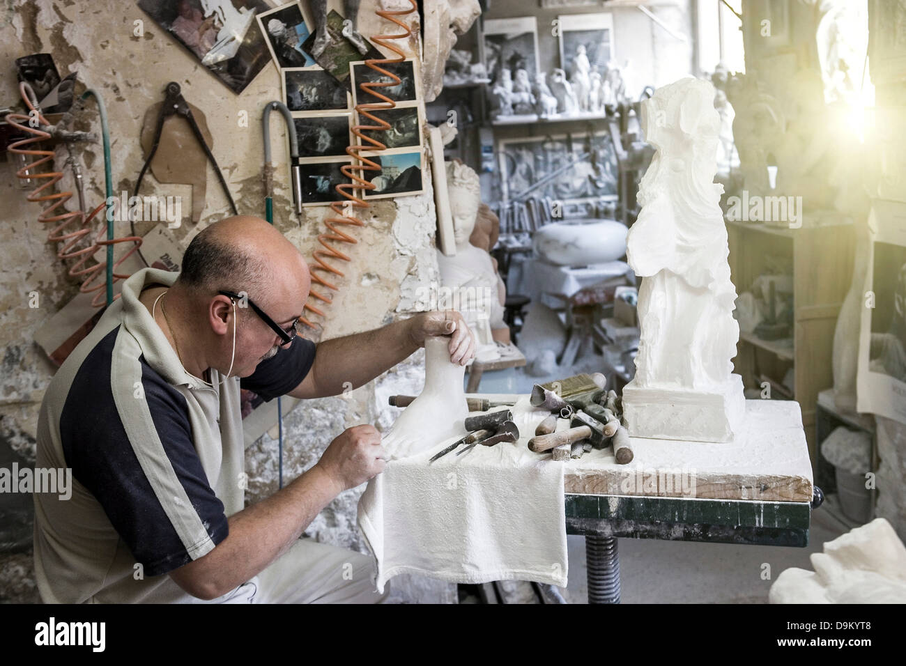 Leitende Bildhauer arbeiten im studio Stockfotografie Alamy
