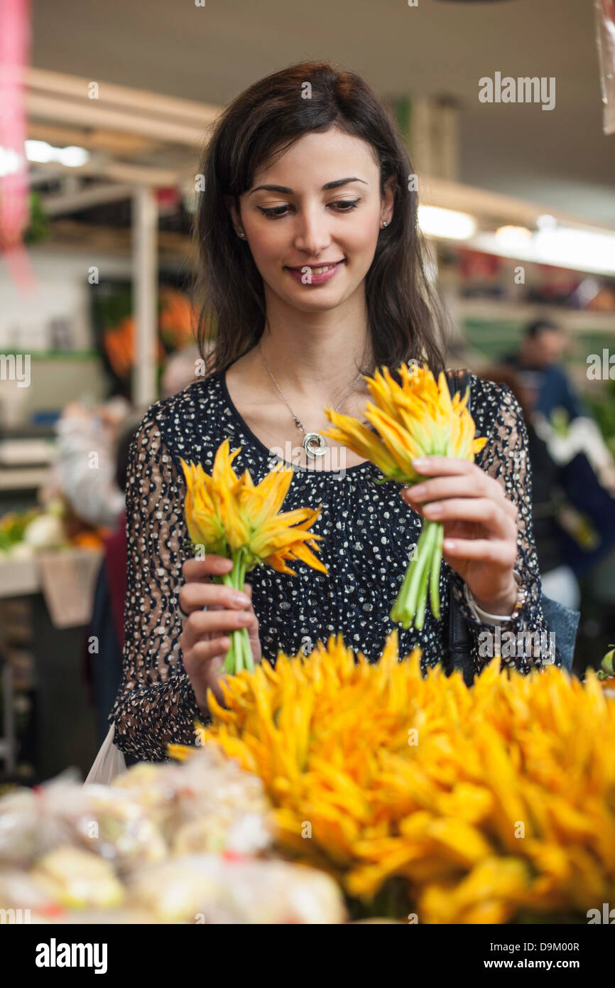 Frau Wahl gelbe Blumen in Markt Stockfoto