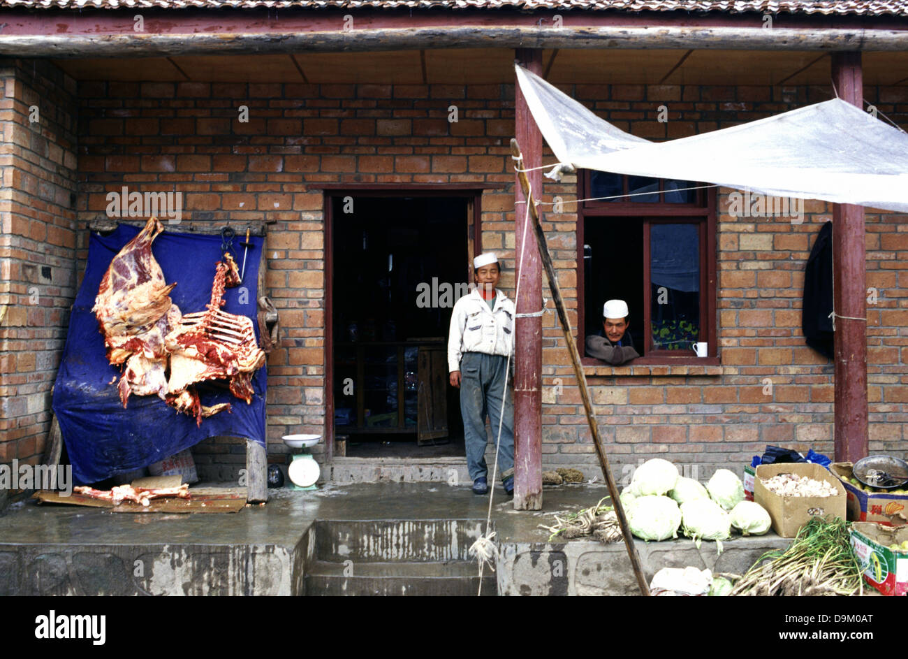 Hui chinesische Männer verkaufen Fleisch an der kleinen Alpenstadt Langmusi am östlichen Rand der Qinghai Plateau, eingebettet in einem Tal zwischen den Provinzen Gansu und Sichuan in China gemeinsam genutzt Stockfoto Hui chinesische Männer verkaufen Fleisch an der kleinen Alpenstadt Langmusi am östlichen Rand der Qinghai Plateau, eingebettet in einem Tal zwischen den Provinzen Gansu und Sichuan in China gemeinsam genutzt Stockfoto